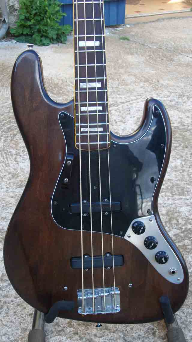 Photo du corps d'une Fender Jazz bass 69 restaurée avec micros bartolini