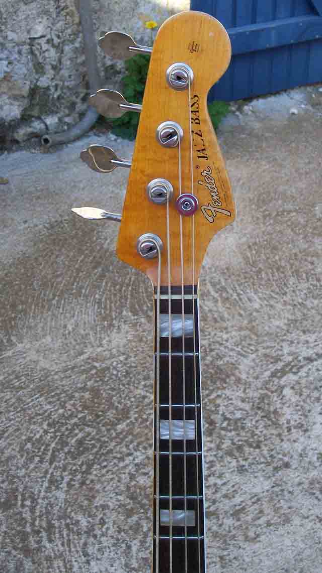 Photo de la tête et du haut du manche d'une Fender Jazz bass 69 restaurée