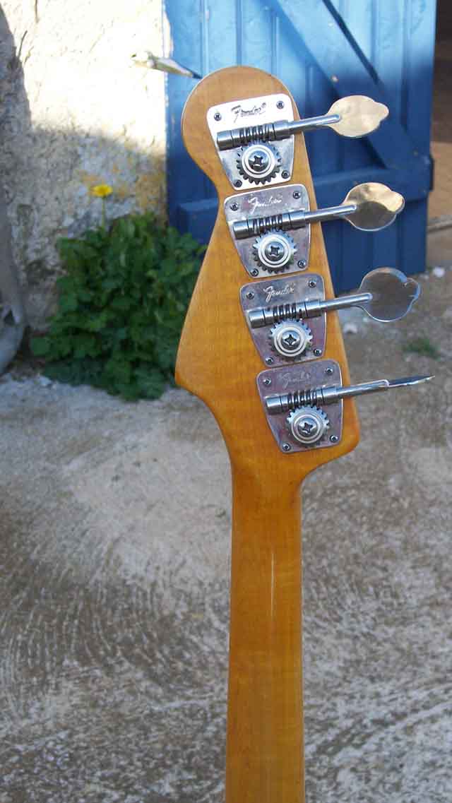 Photo de derrière de la tête et du haut du manche d'une Fender Jazz bass 69 restaurée