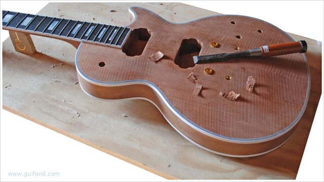 une guitare électrique en cours de fabrication